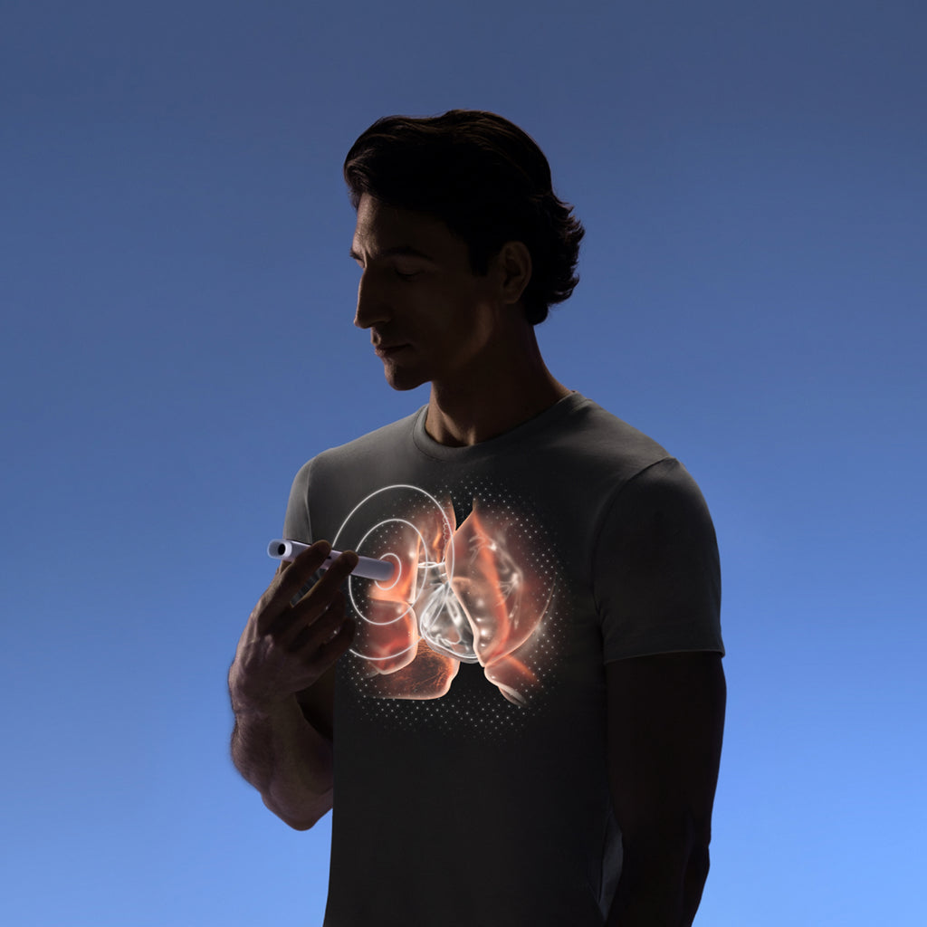 BeamO — beam-o — Mann hält das Gerät vor einer holografischen Herz- und Lungenillustration auf seiner Brust, blauer Hintergrund, dramatische Beleuchtung — Silhouette, Organe, Herzgesundheit