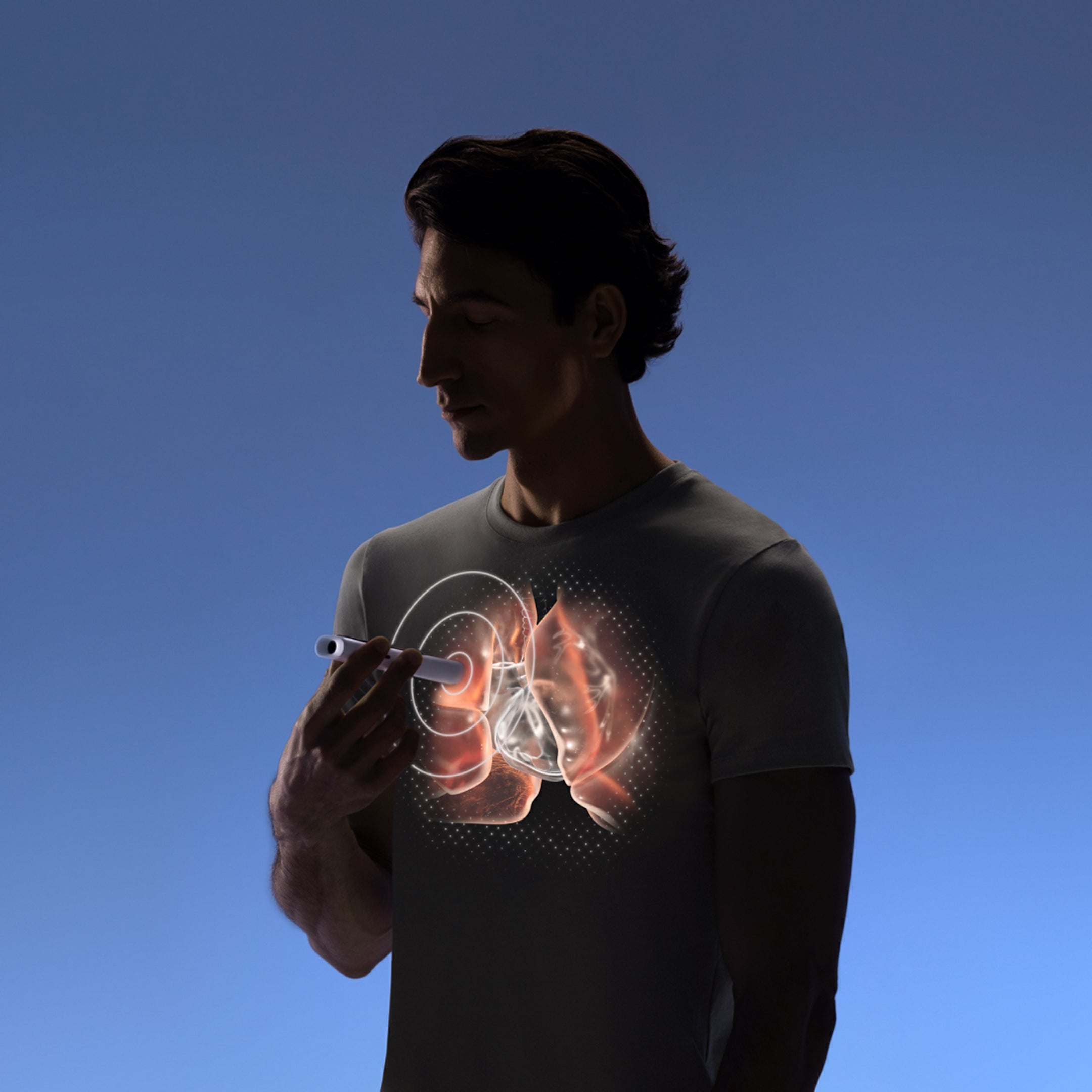 BeamO — beam-o — Mann hält das Gerät vor einer holografischen Herz- und Lungenillustration auf seiner Brust, blauer Hintergrund, dramatische Beleuchtung — Silhouette, Organe, Herzgesundheit