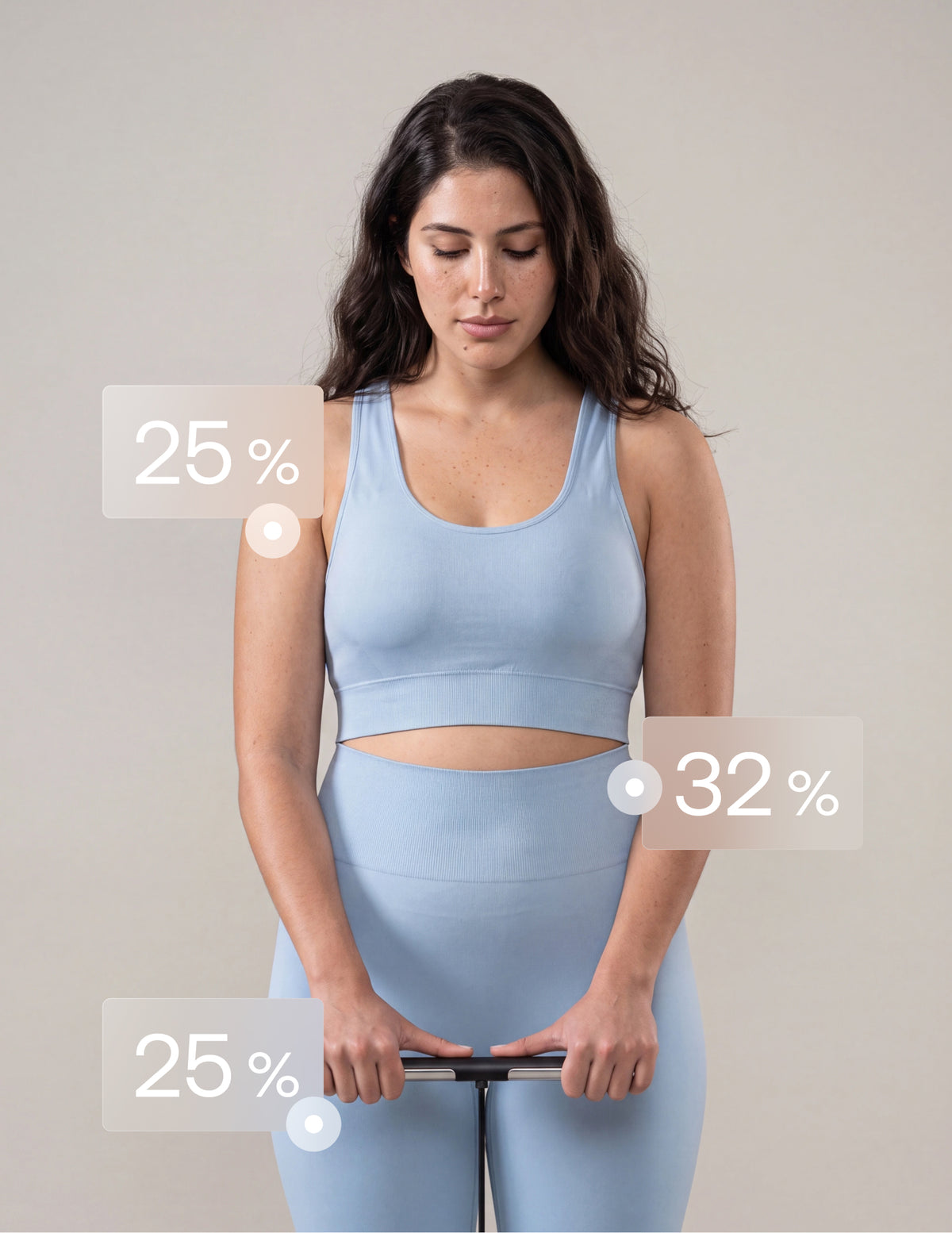 Body Scan — Noir — Femme en tenue de sport tenant la poignée de la balance, métriques de composition corporelle superposées indiquant 25 %, 32 %, 25 % — composition corporelle, analyse, corps entier, vue de face