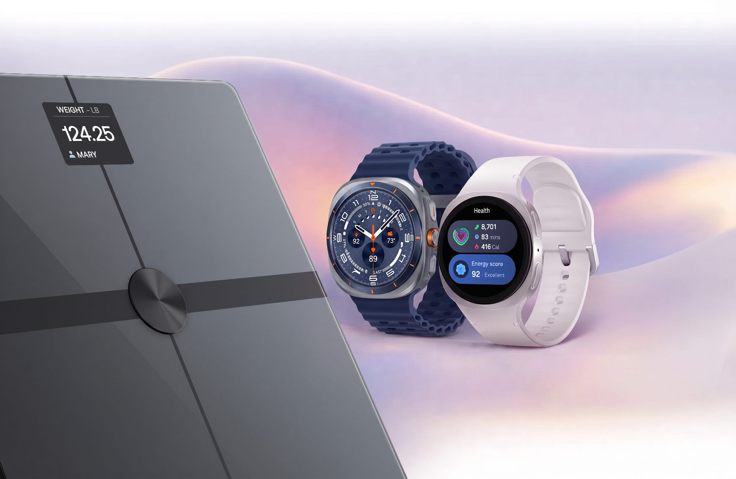 Samsung Galaxy Watch & Withings Balance — Gamme de produits — Montre connectée bleue, montre connectée blanche et balance intelligente sur fond dégradé violet — groupe, multi-produit, composition hero