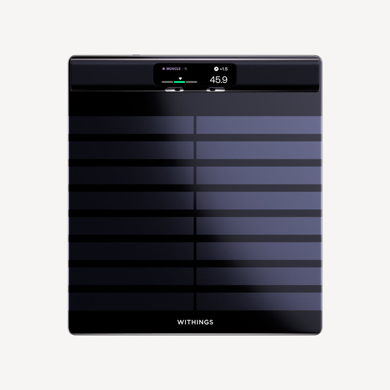 BodyScan 2 — Zwart — Bovenaanzicht op witte achtergrond, scherm met 45,9 en spiermassa-indicator — zwart, glas, naar voren gericht, studio