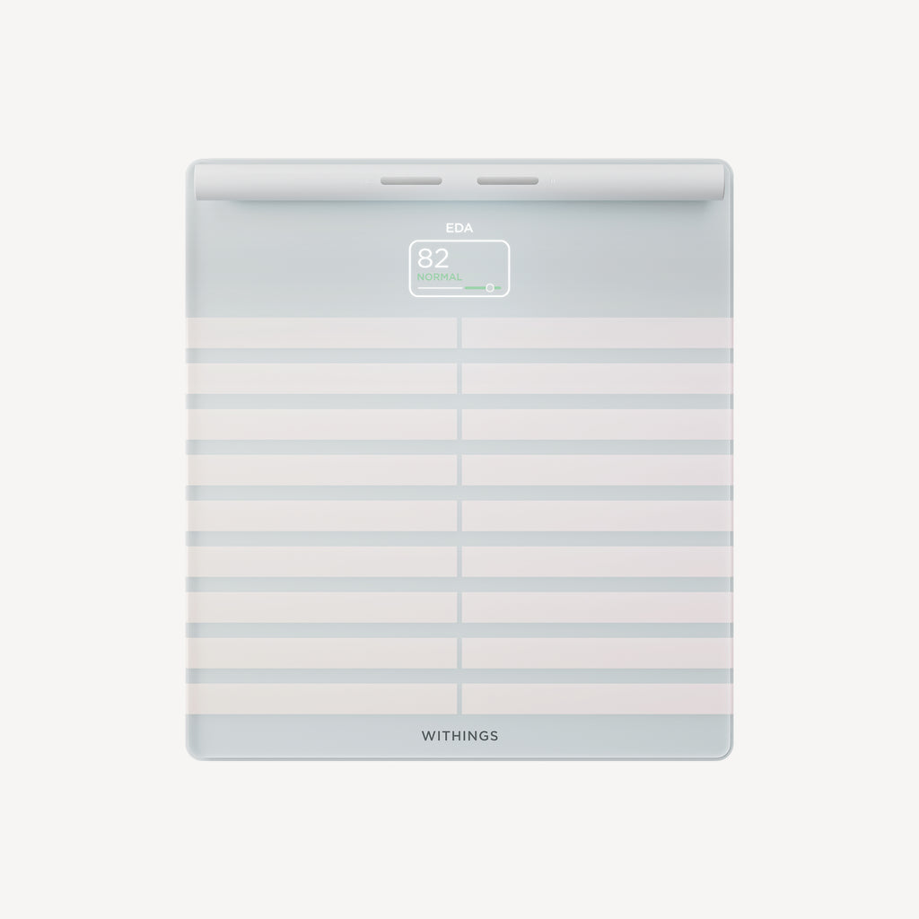 Withings Body Segment — Blanc — Vue de face sur fond neutre, écran EDA affichant 82 Normal, design rayé blanc et gris — face, fond blanc, rayures, écran allumé