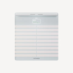 Withings Body Segment — Blanc — Vue de face sur fond neutre, écran EDA affichant 82 Normal, design rayé blanc et gris — face, fond blanc, rayures, écran allumé