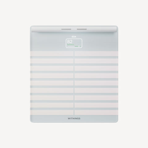 Withings Body Segment — Blanc — Vue de face sur fond neutre, écran EDA affichant 82 Normal, design rayé blanc et gris — face, fond blanc, rayures, écran allumé