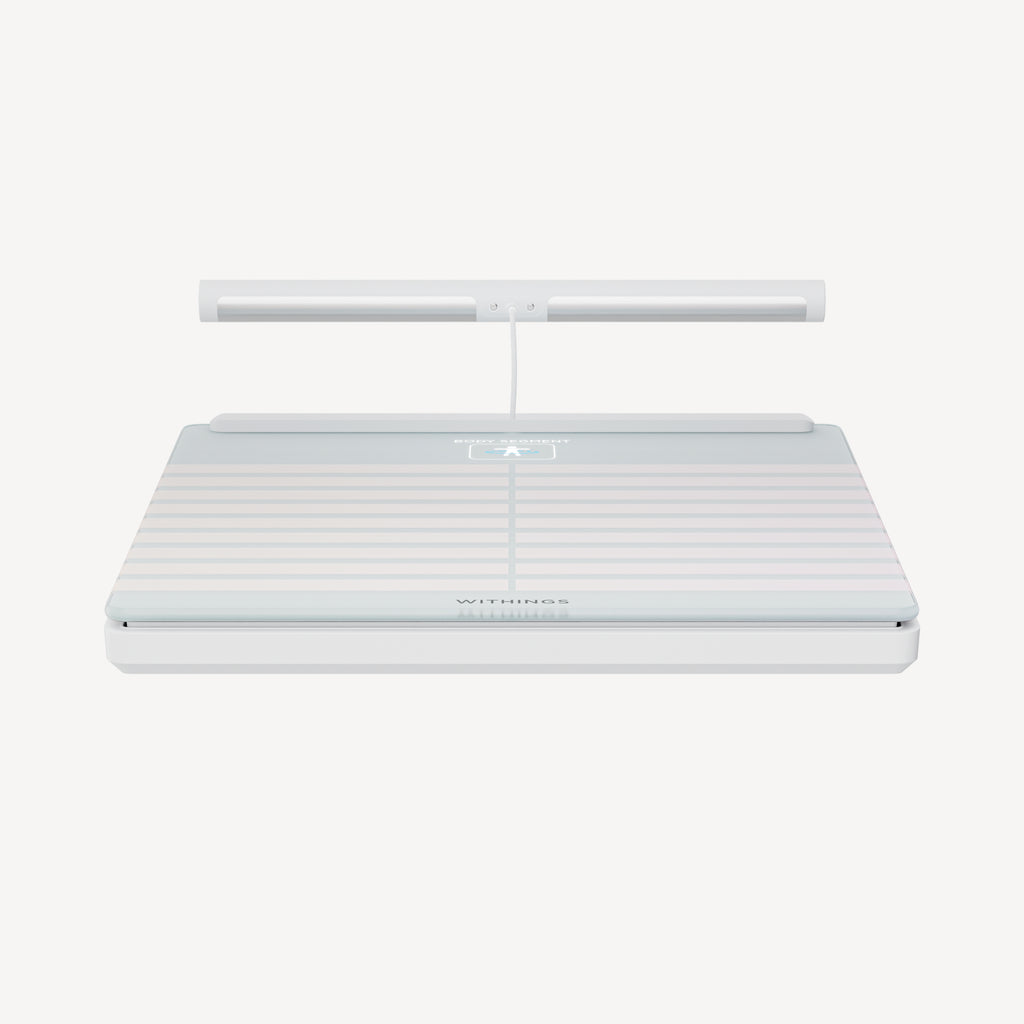 Body Segment — Blanc — Vue de face sur fond blanc, avec barre de mesure segmentaire attachée par câble, plateforme à surface rayée — face, fond uni, blanc, barre accessoire