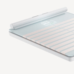 Body Segment — Blanc — Vue de face aux trois quarts sur fond blanc, surface à rayures menthe et beige, affichage MUSCLE 80,9 %, poignée cylindrique — trois quarts, fond uni, affichage, rayures