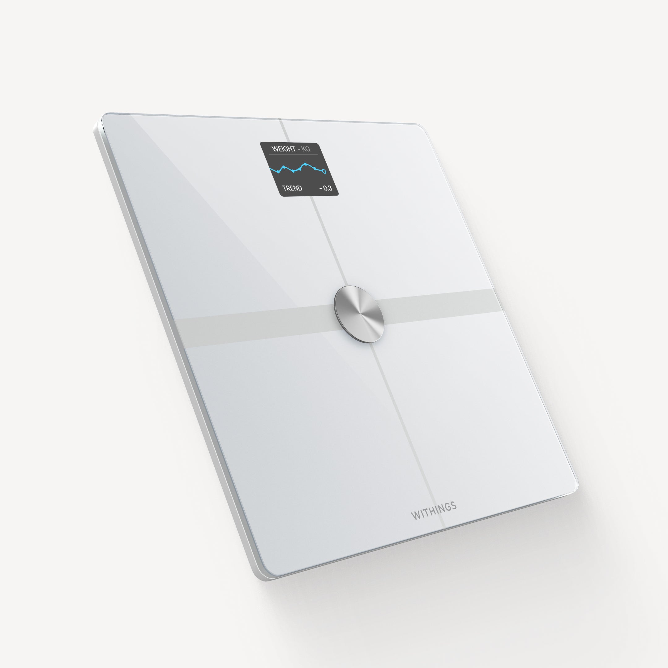 Body Smart — Wit — Driekwart verhoogde hoek op effen witte achtergrond, verlicht OLED-scherm met gewicht en trend in kg — wit, driekwart, neutrale achtergrond, verlicht scherm