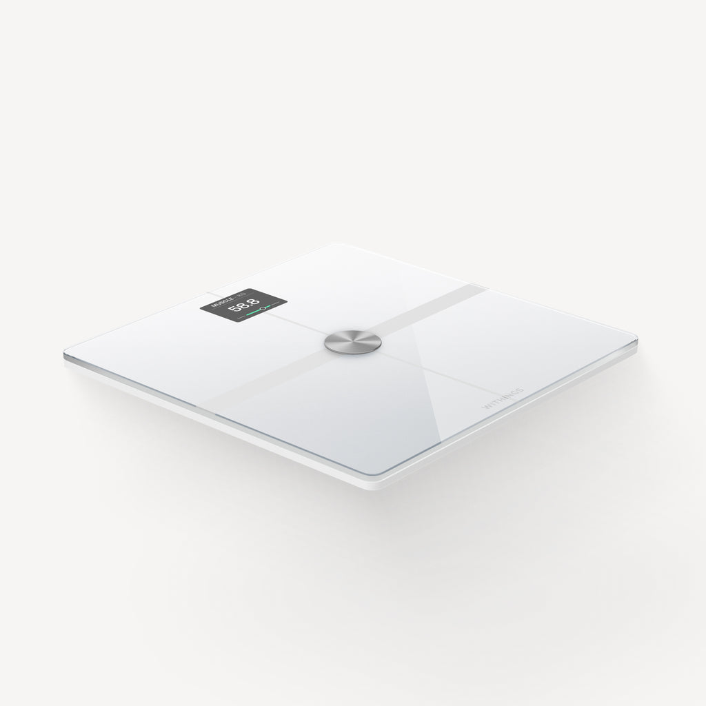 Body Smart — Wit — Driekwart perspectief op effen witte achtergrond, verlicht OLED-scherm met 58,8 kg, wit glazen oppervlak — driekwart, effen achtergrond, verlicht scherm, glas
