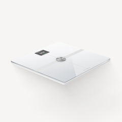 Body Smart — Wit — Driekwart perspectief op effen witte achtergrond, verlicht OLED-scherm met 58,8 kg, wit glazen oppervlak — driekwart, effen achtergrond, verlicht scherm, glas