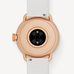 ScanWatch 2 — Roségoldenes Gehäuse, weißes Armband — Rückansicht mit optischen Sensoren und gravierten Spezifikationen — Rückseite, Sensoren, Roségold, Nahaufnahme