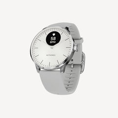 ScanWatch Light — Blanco/Plateado 37mm — Vista en tres cuartos sobre fondo blanco, esfera analógica con pantalla OLED mostrando 58 LPM, correa de silicona gris — tres cuartos, fondo neutro, plateado, gris