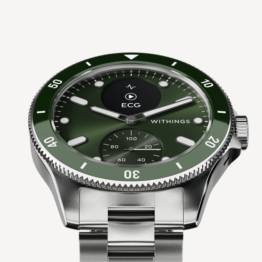 ScanWatch Nova 42mm Verde — Variante de esfera verde, brazalete de acero — Vista frontal en tres cuartos, fondo neutro, bisel verde giratorio, subdial de actividad — tres cuartos, esfera verde, brazalete de acero