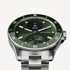 ScanWatch Nova 42mm Verde — Variante de esfera verde, brazalete de acero — Vista frontal en tres cuartos, fondo neutro, bisel verde giratorio, subdial de actividad — tres cuartos, esfera verde, brazalete de acero