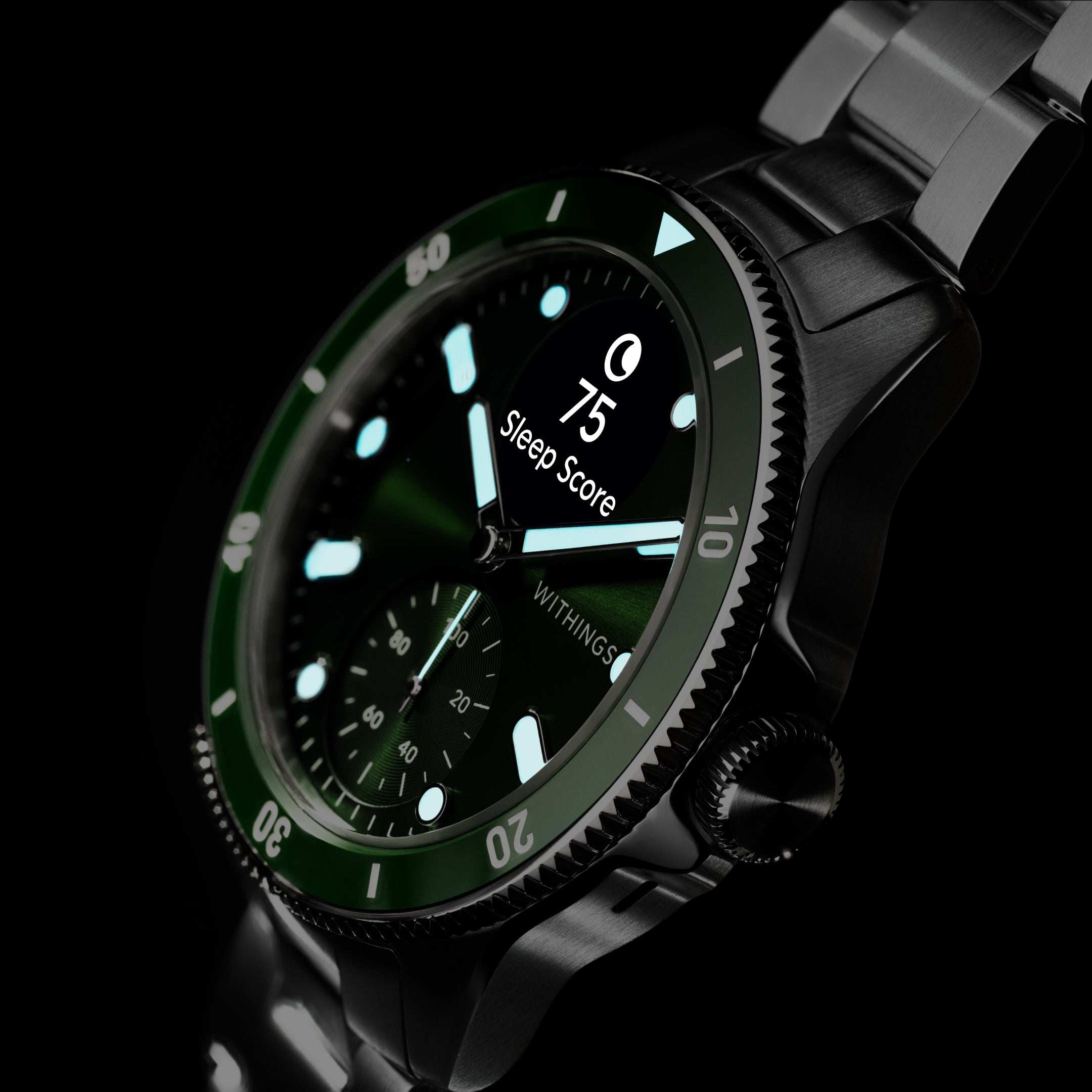 ScanWatch Nova 42mm Verde — Fondo negro, iluminación dramática oscura, esfera luminiscente azul verdosa, pantalla Sleep Score 75, brazalete de acero negro — tres cuartos, clave baja, luminiscente